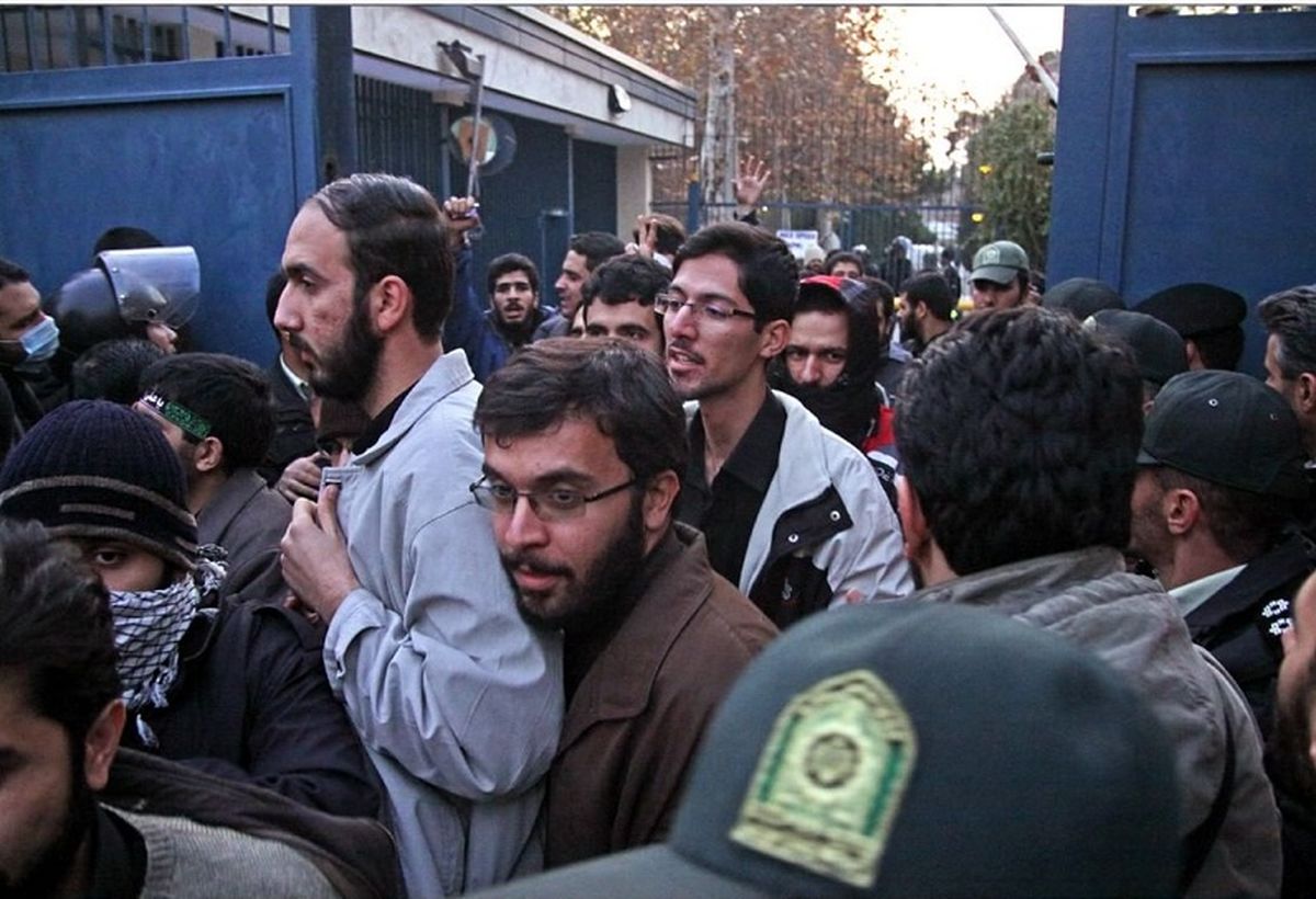 سال ۱۳۹۰؛ علی فروغی در بین مهاجمان و اشغال کنندگان سفارت انگلیس