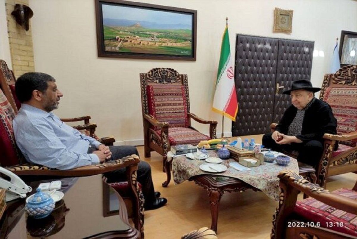 دلیل دیدار بهمن فرمان آرا با ضرغامی: رفتم مجوز فیلمبرداری در آثار تاریخی بگیرم