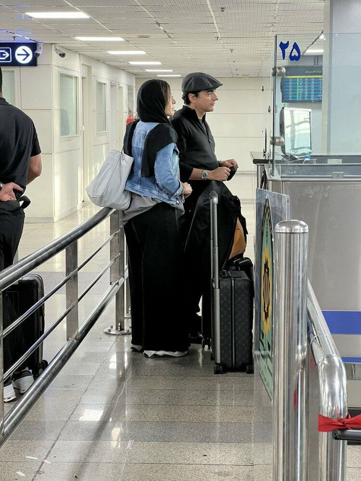 اولین تصویر از لحظه توقیف پاسپورت همایون شجریان و سحر دولتشاهی در فرودگاه