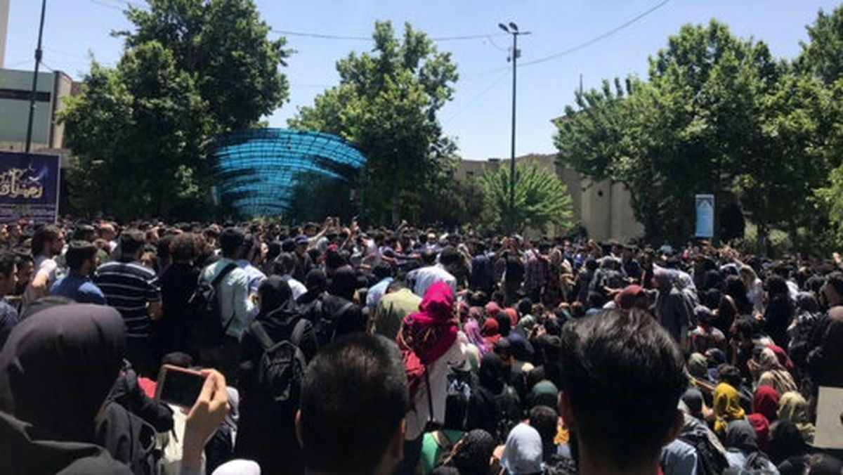 چرا کار دانشجویان به فحاشی و شعارهای جنسی کشید؟