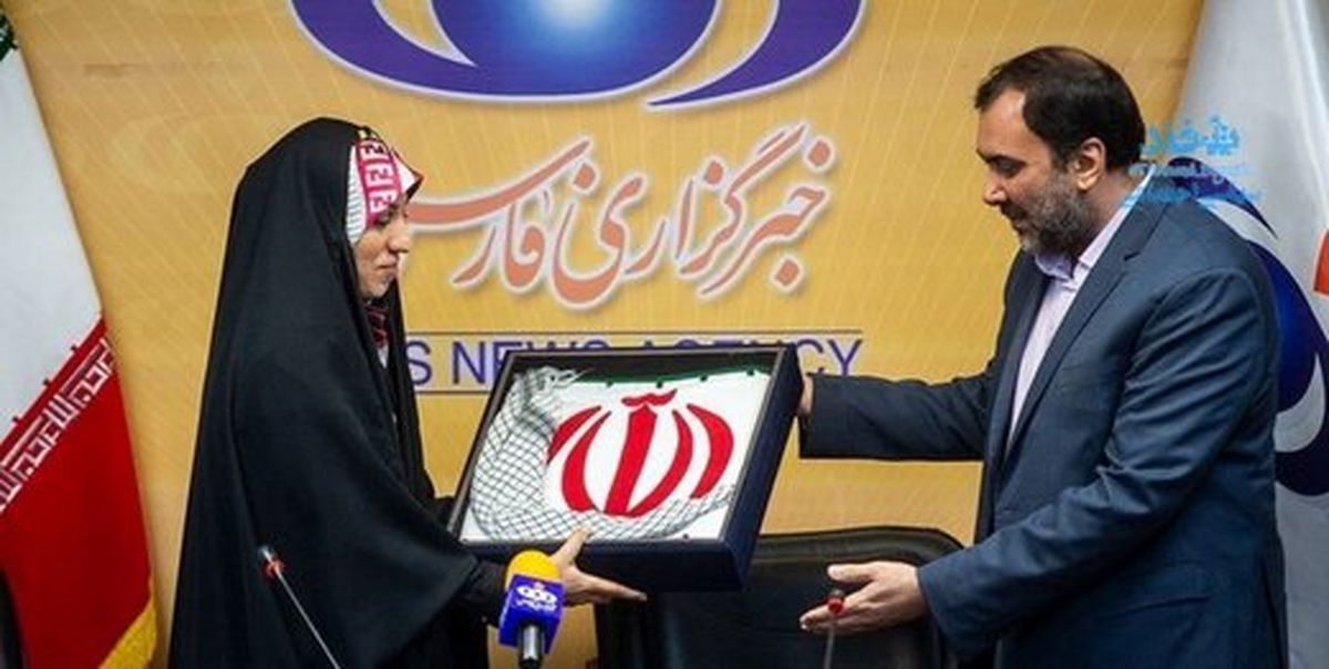 حمله یکی از کارکنان خبرگزاری فارس به آمنه‌سادات ذبیح‌پور