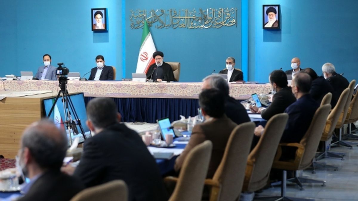 اعتراف روزنامه اصولگرا به ناکارآمدی تیم اقتصادی رئیسی؛ دولت نیاز به تغییرات دارد