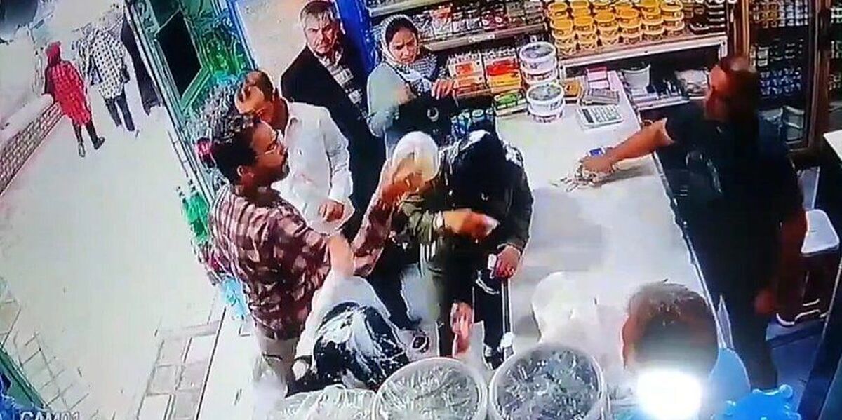 هشدار روزنامه اصولگرا درباره پیامدهای ماستپاشی روی دو زن بیحجاب در یک فروشگاه