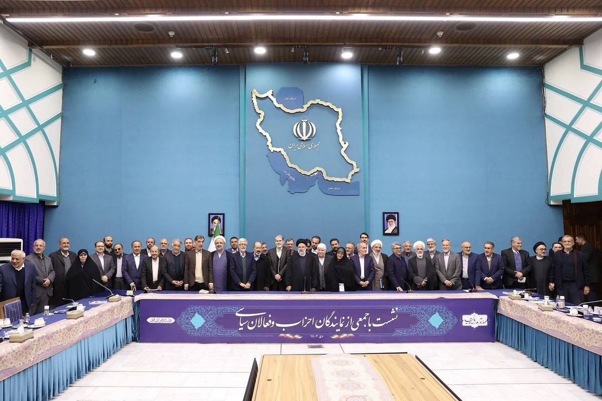 روزنامه حامی دولت: یکی دو شارلاتان سیاسی در نشست احزاب با رئیسی حضور داشتند