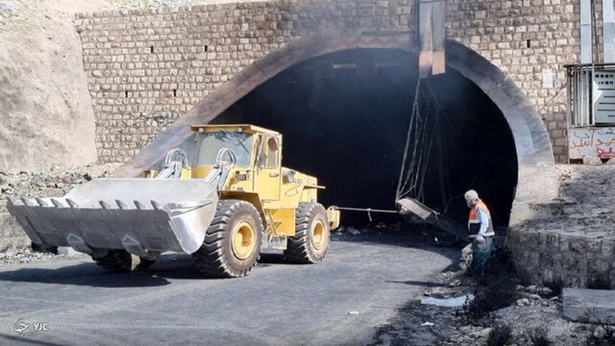 خودروهای سوخته از تونل تنگه زاغ بیرون آمد/ تونل همچنان مسدود است