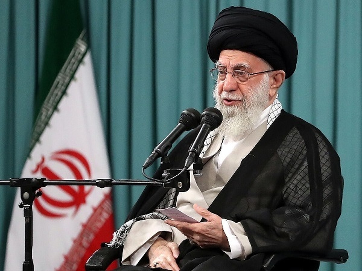 مقام معظم رهبری: گفتند که نظر رهبری درباره عدالت از سال ۸۰ فرق کرده؛ اگر فرق کرده باشد در جهت اصرار بیشتر بر عدالت بوده/ در کنار نگاه نقادانه، نگاه سرافرازانه را هم در قبال پیشرفت‌های کشور داشته باشید