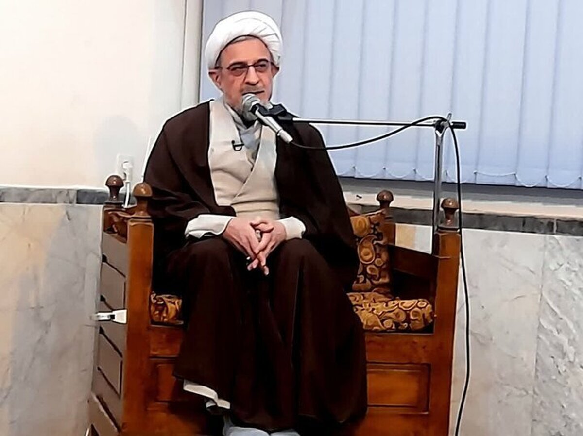 پسر مصباح یزدی: پدرم امت اسلامی را از خطرات نجات داد