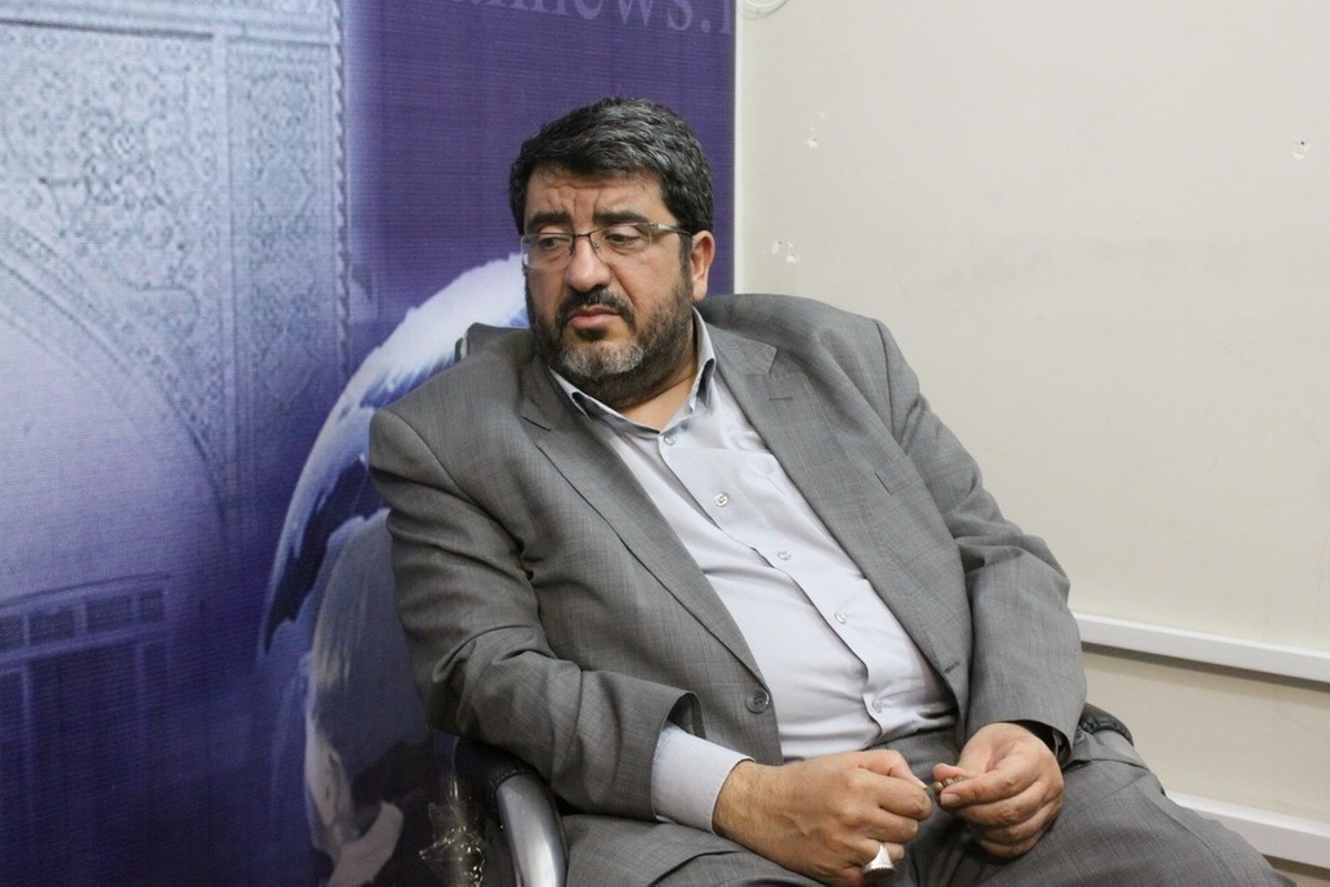 انتقاد روزنامه اصولگرا از فواد ایزدی: به هر بهانه‌ای در لیست طلبکاران و شورش کنندگان هستید