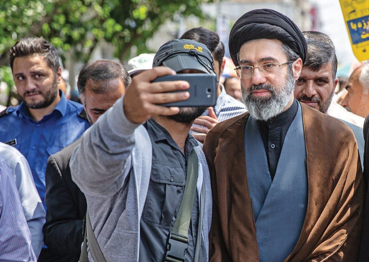 آیت‌الله خامنه‌ای همچنان در مخالفت با جانشینی هر یک از فرزندانش مصمم است؛ مجلس خبرگان به این تصمیم احترام می‌گذارد