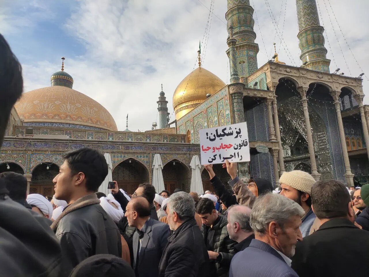 درخواست اجرای قانون حجاب در مراسم تشییع قضات شهید در قم +عکس