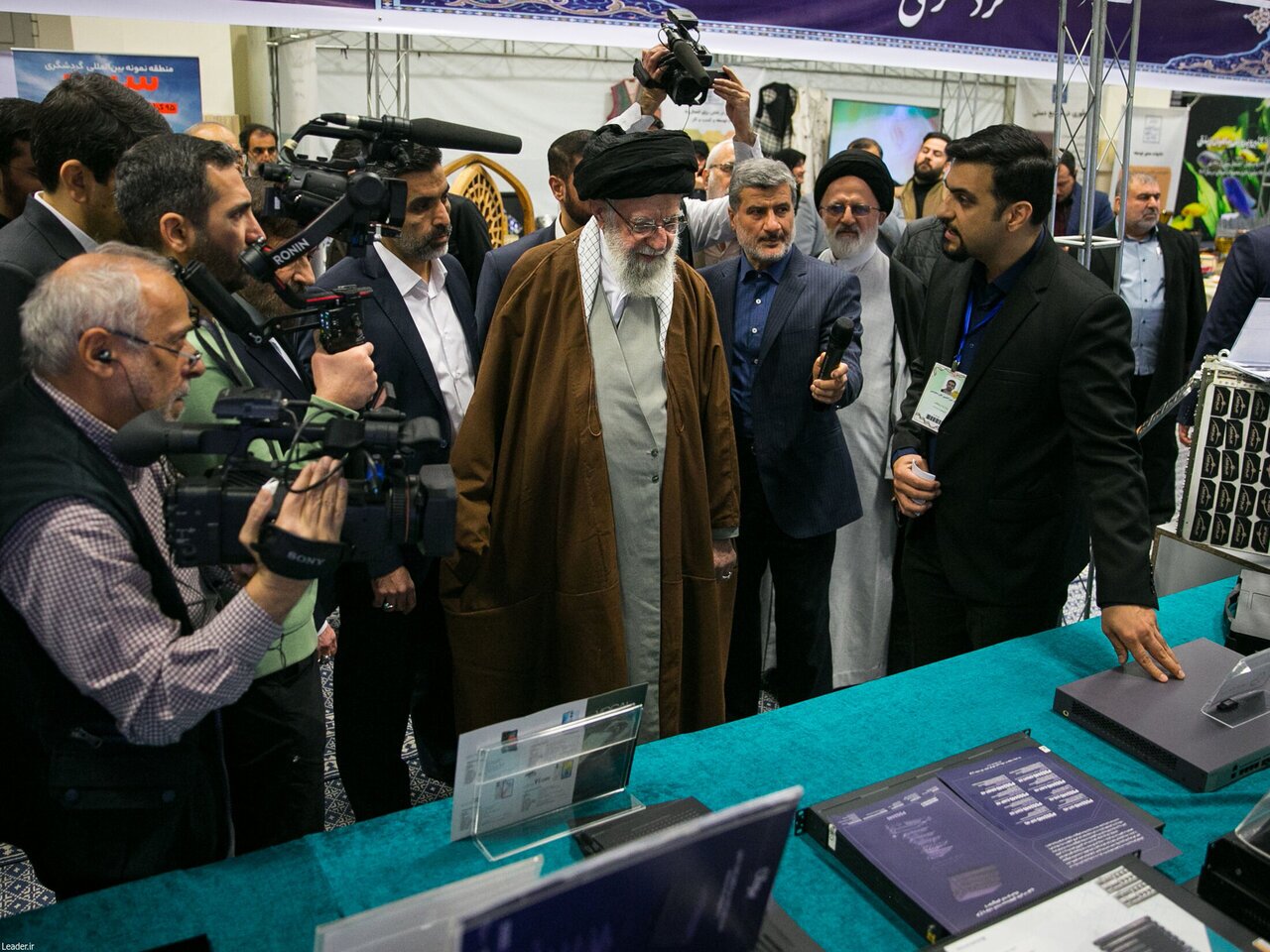 اولین تصاویر از بازدید امروز مقام معظم رهبری از یک نمایشگاه