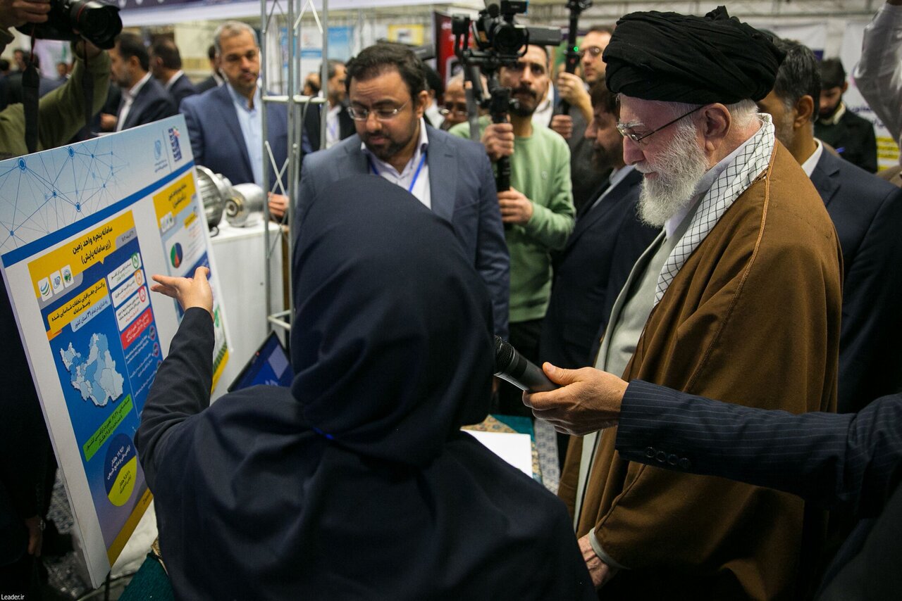 اولین تصاویر از بازدید امروز مقام معظم رهبری از یک نمایشگاه