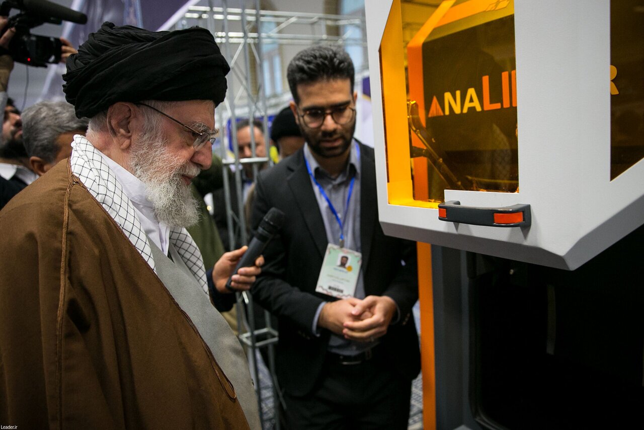 اولین تصاویر از بازدید امروز مقام معظم رهبری از یک نمایشگاه