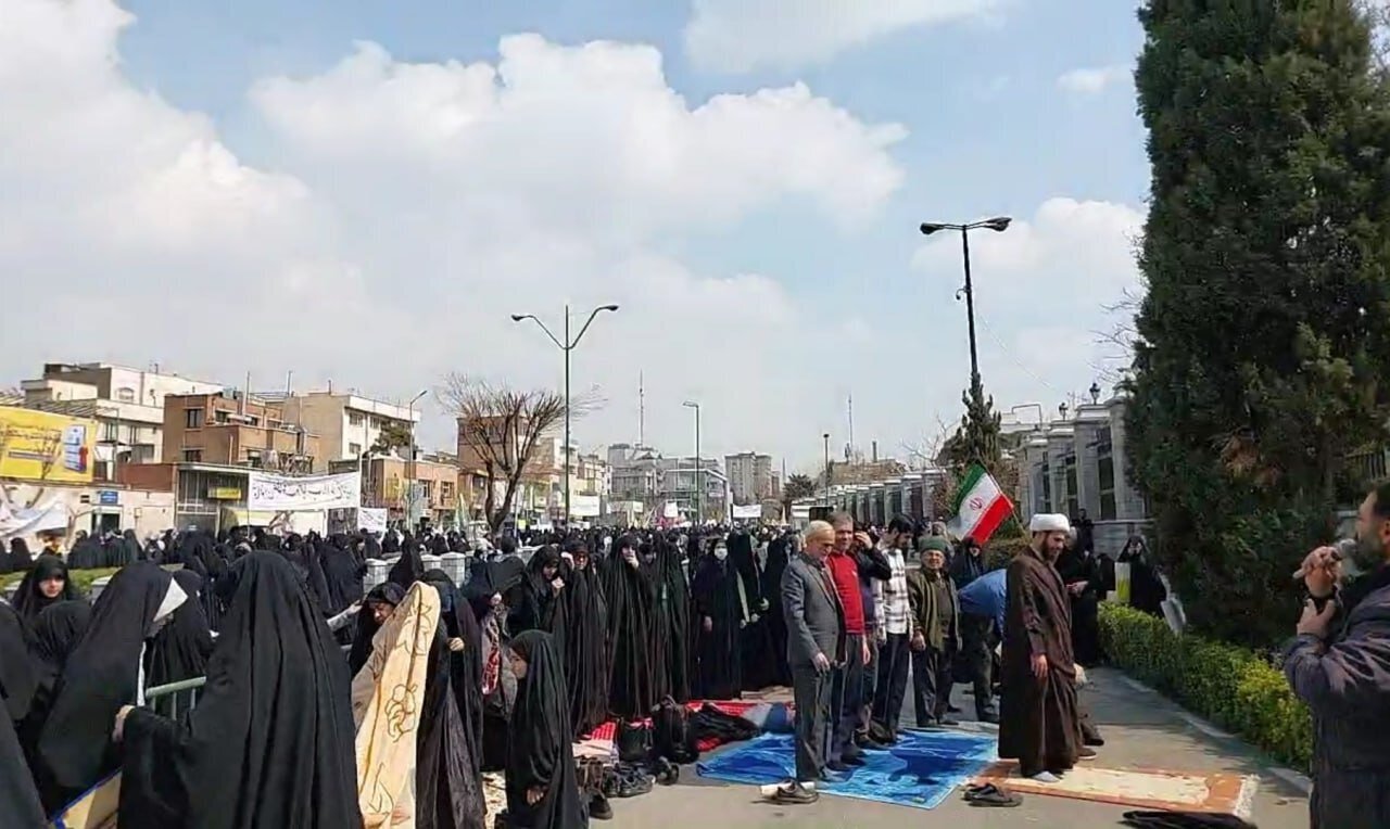 عکس؛ برگزاری نماز جماعت جریان تندرو مقابل مجلس