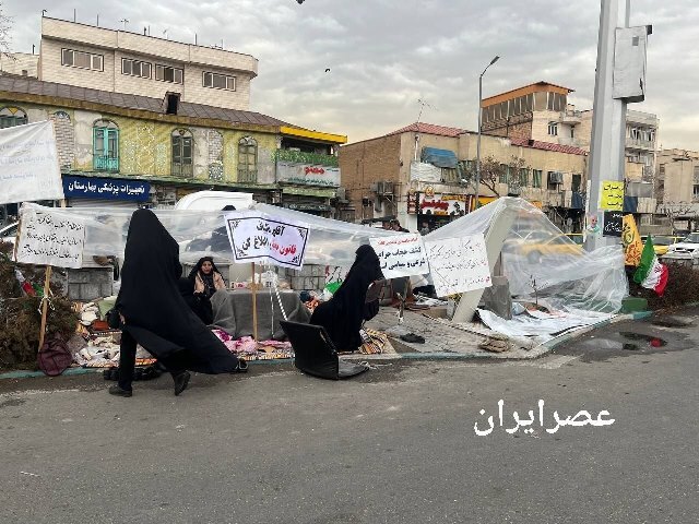 تجمع چند نفره در مقابل مجلس برای درخواست اجرای طرح حجاب