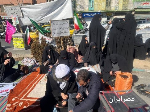 تجمع چند نفره در مقابل مجلس برای درخواست اجرای طرح حجاب