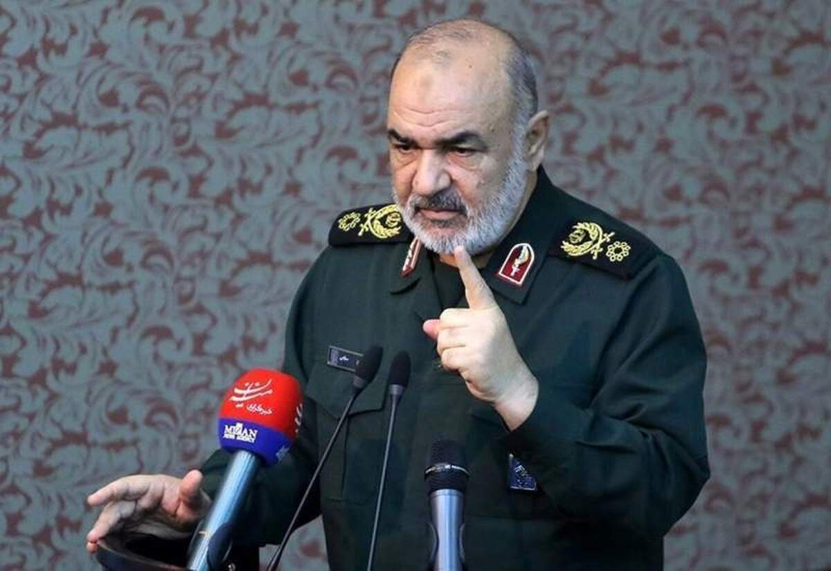 امروز جمهوری اسلامی بدون واهمه و با علم به دشمنی همه‌جانبه و تبعات آن، به قلب استکبار حمله می‌کند/  قاعده عبور از مشکلات و تحریم‌ها با مردم بودن است