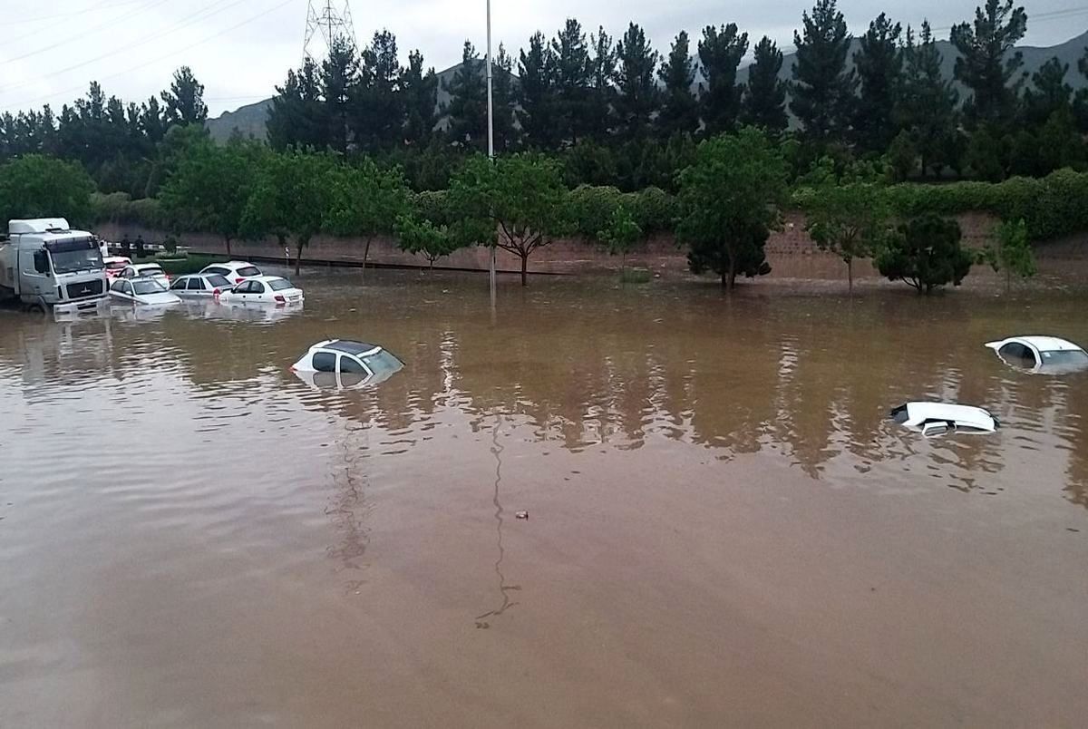 ادعای عجیب یک مقام مسئول در مشهد: سیلی در کار نیست؛ ماشین‌های کارتنی را آب برده!