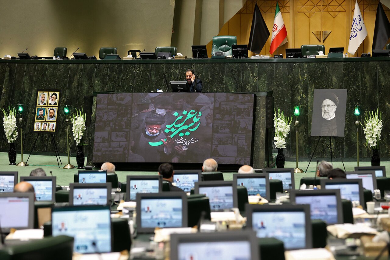 عکس؛ چهره غمگین نمایندگان مجلس بعد از شهادت رئیسی/ قالیباف قرآن خواند