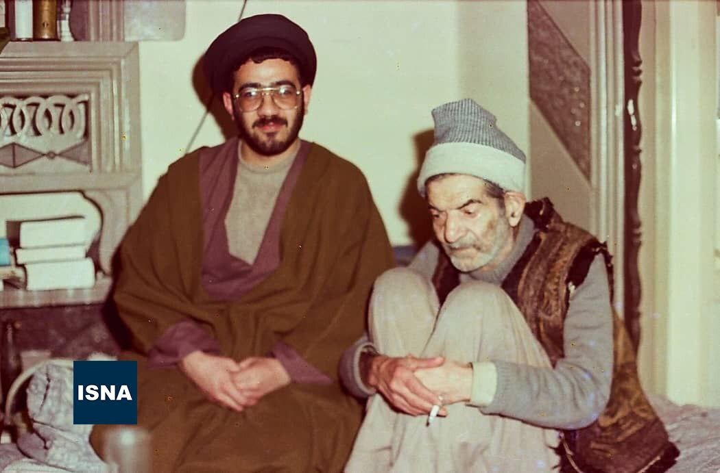 عکس کمتر دیده شده از شهید آل هاشم در منزل استاد شهریار