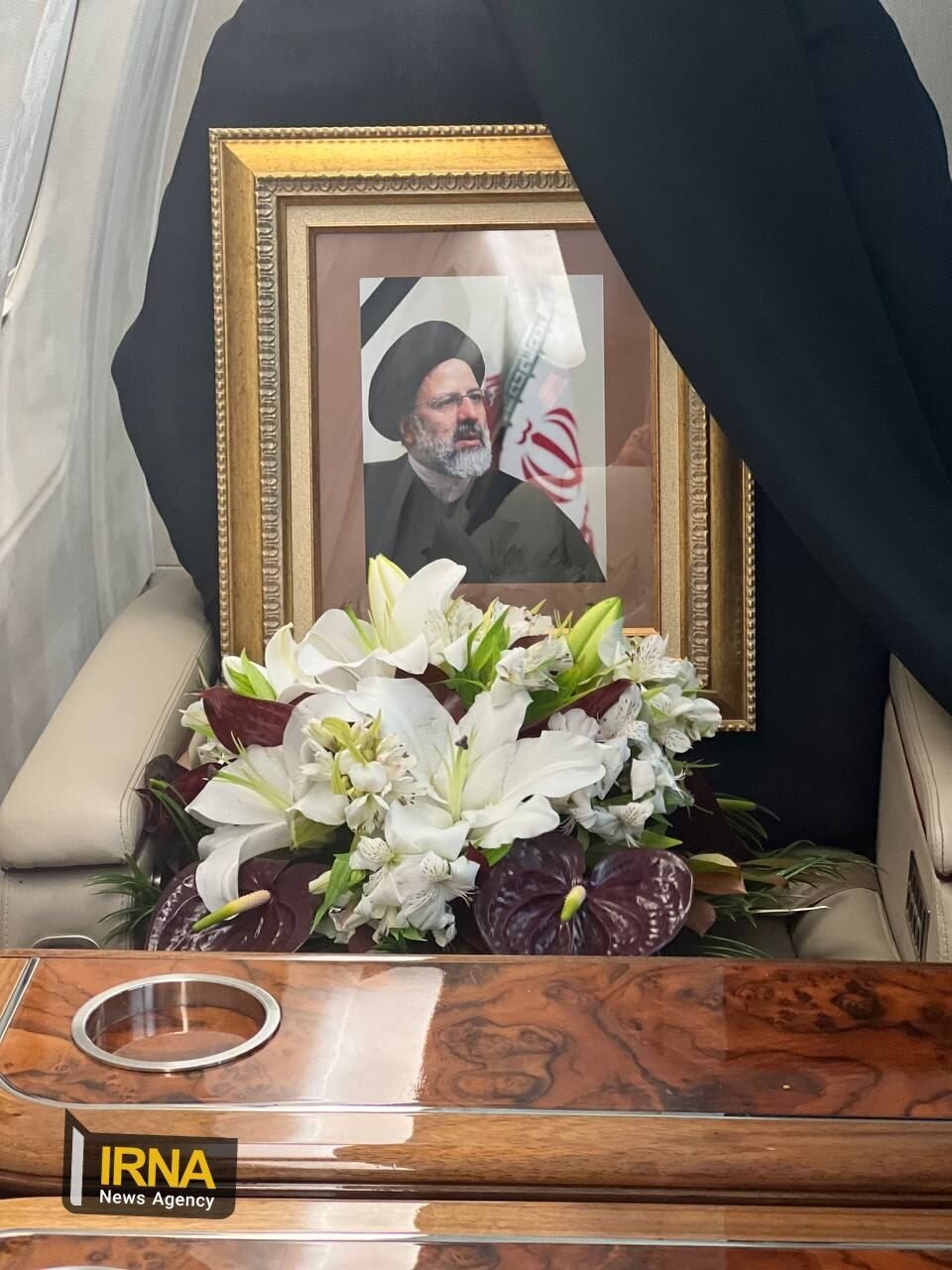تصاویری از داخل هواپیمای ریاست جمهوری پس از به شهادت رسیدن ایشان