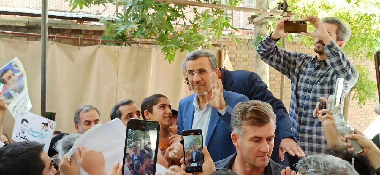تصاویری از احمدی نژاد در روز سوم ثبت‌نام کاندیداهای انتخابات ریاست‌جمهوری/ در میدان ۷۲ نارمک چه خبر است؟