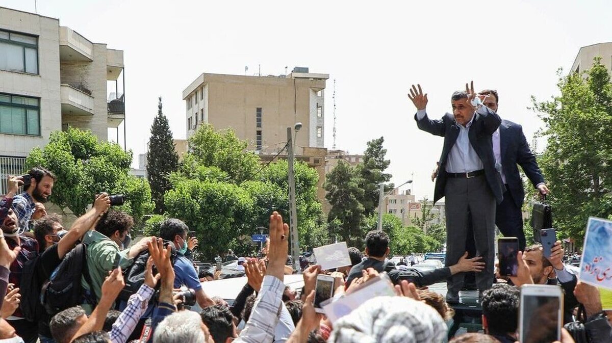 فیلم؛  حضور تعدادی از طرفداران احمدی‌نژاد مقابل وزارت کشور