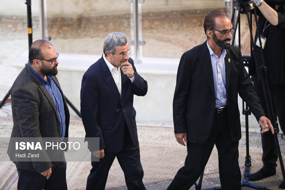 تصویری از احمدی‌نژاد بعد از کاندیداتوری در انتخابات ریاست‌جمهوری