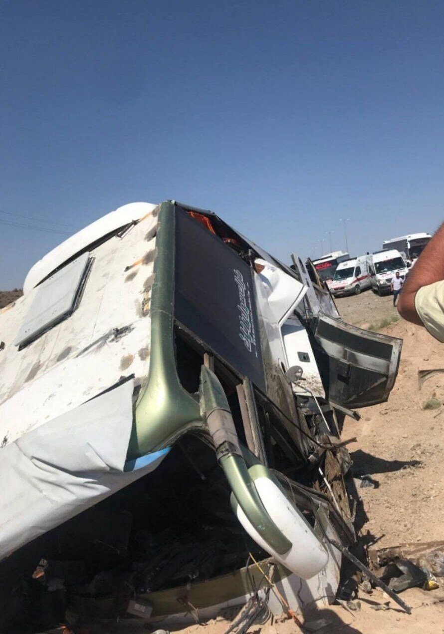 واژگونی مرگبار اتوبوس در اتوبان قم ـ تهران