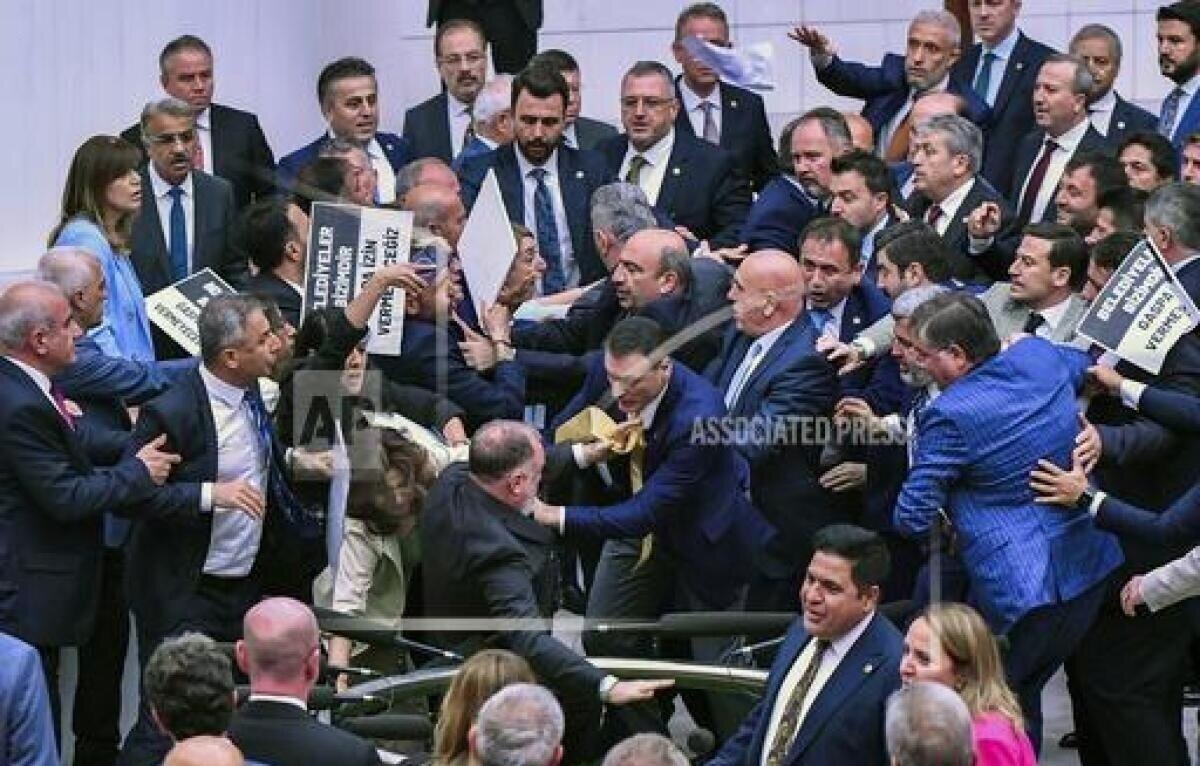 فیلم؛ درگیری نمایندگان در پارلمان ترکیه