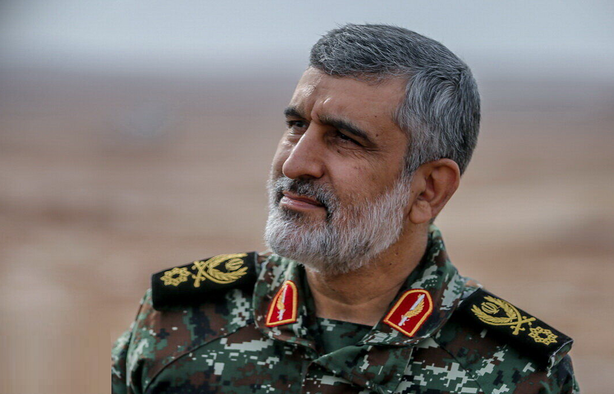 عکس؛ سردار حاجی‌زاده در کنار خانواده شهدای کادر پرواز بالگرد رئیسی