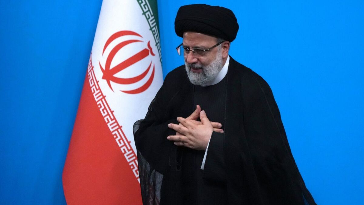 عکس؛ لحظه مواجه خانواده ابراهیم رئیسی با تابوت حامل او