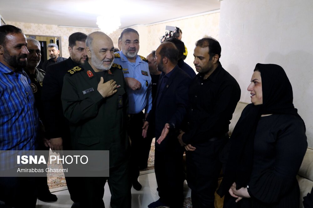 عکس؛ فرماندهان کل ارتش و سپاه در منزل خلبانان شهید سانحه بالگرد رئیسی