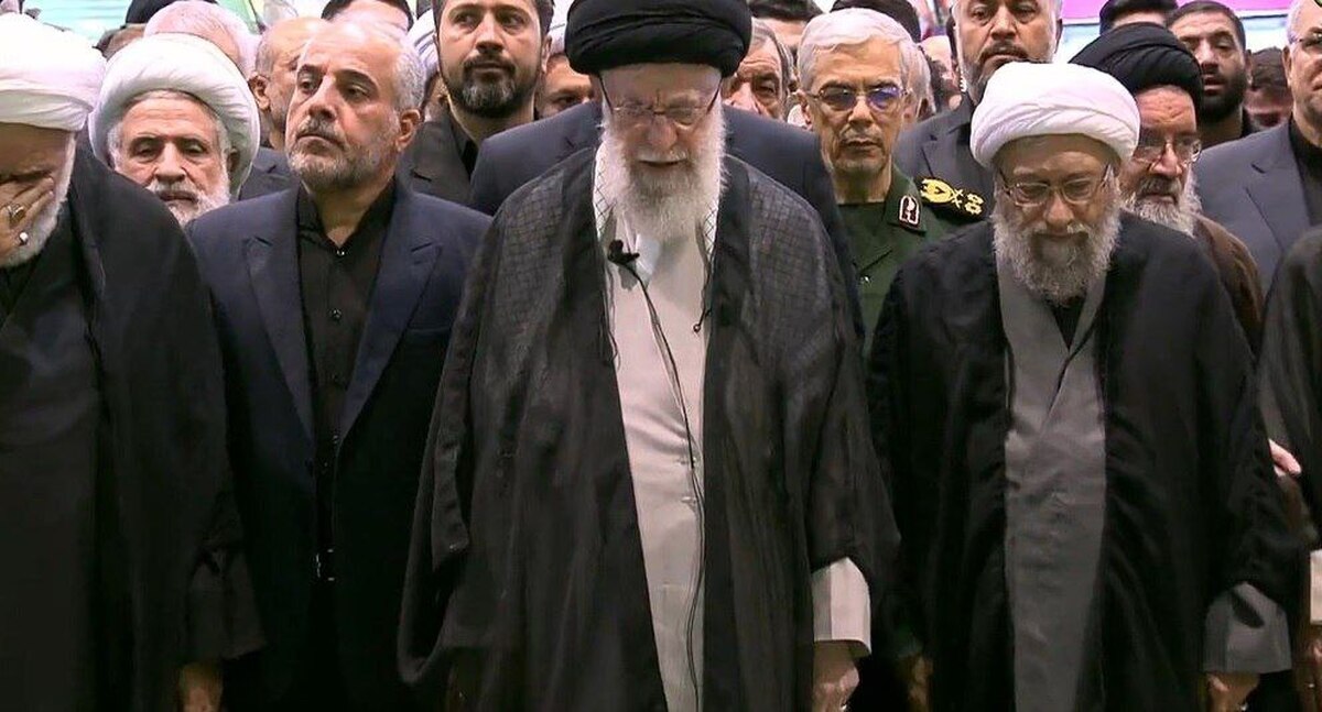 فیلم؛ اقامه نماز مقام معظم رهبری بر پیکر ابراهیم رئیسی و همراهان