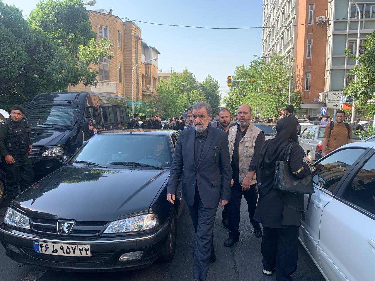تصاویری از مقامات بلندپایه نظامی سیاسی در خیابا‌ن‌های تهران جهت تشییع پیکر ابرایهم رئیسی و همراهان