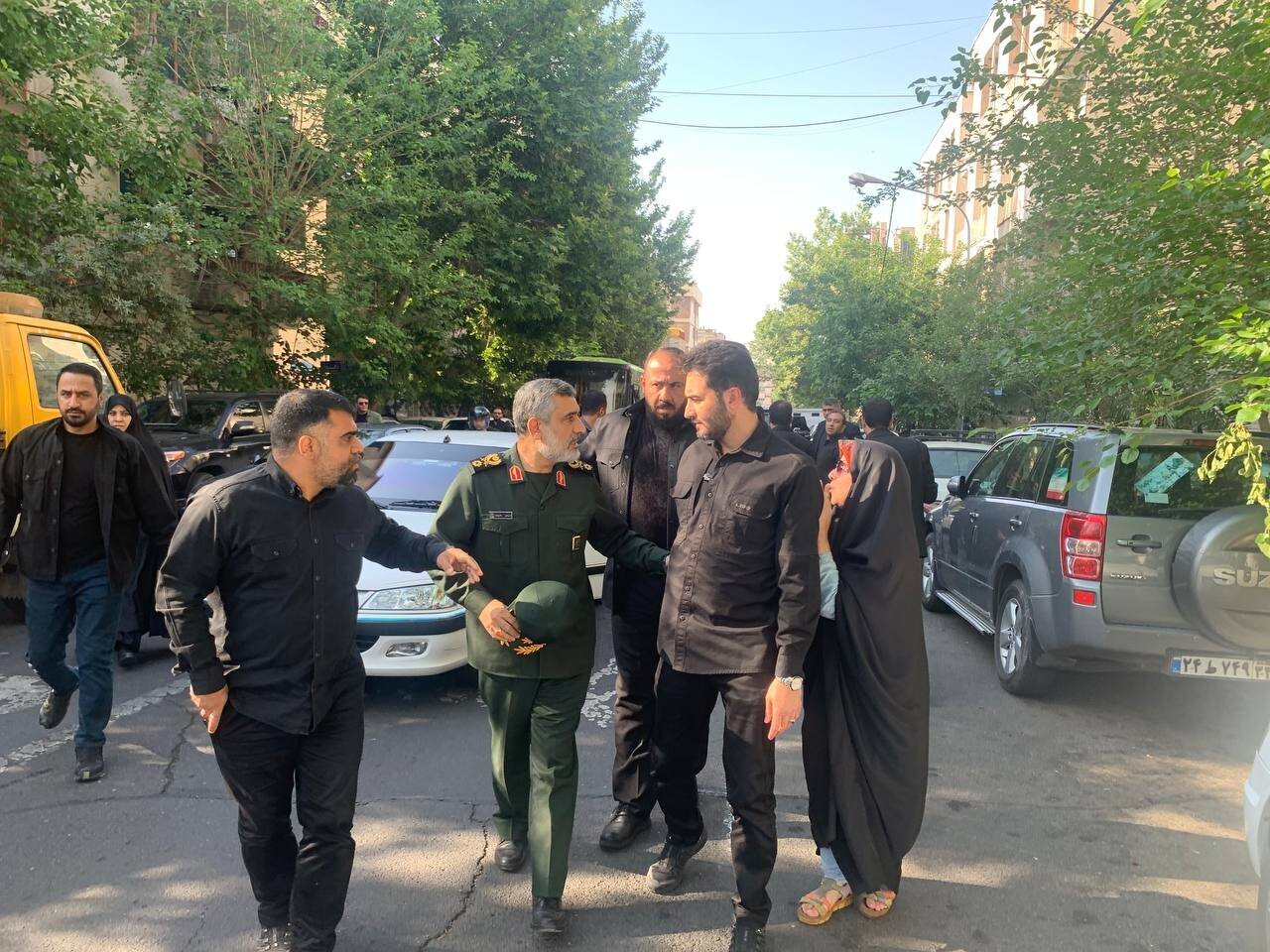 تصاویری از مقامات بلندپایه نظامی سیاسی در خیابا‌ن‌های تهران جهت تشییع پیکر ابرایهم رئیسی و همراهان