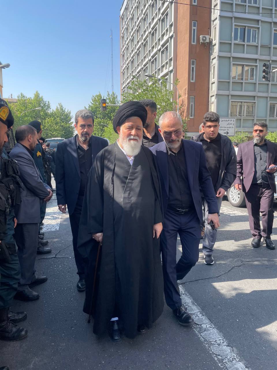 تصاویری از مقامات بلندپایه نظامی سیاسی در خیابا‌ن‌های تهران جهت تشییع پیکر ابرایهم رئیسی و همراهان