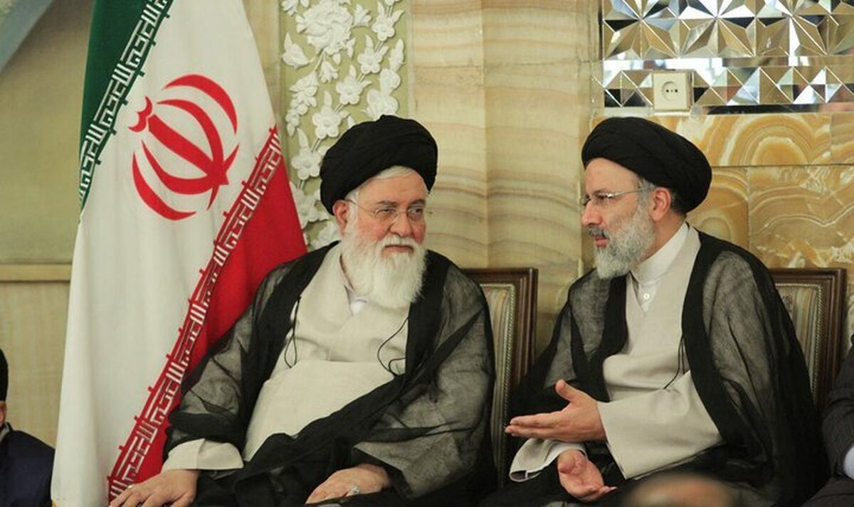 عکس؛ گریه های علم‌الهدی در زمان نماز خواندن بر پیکر رئیسی و همراهانش