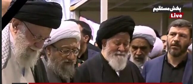 عکس؛ گریه های علم‌الهدی در زمان نماز خواندن بر پیکر رئیسی و همراهانش