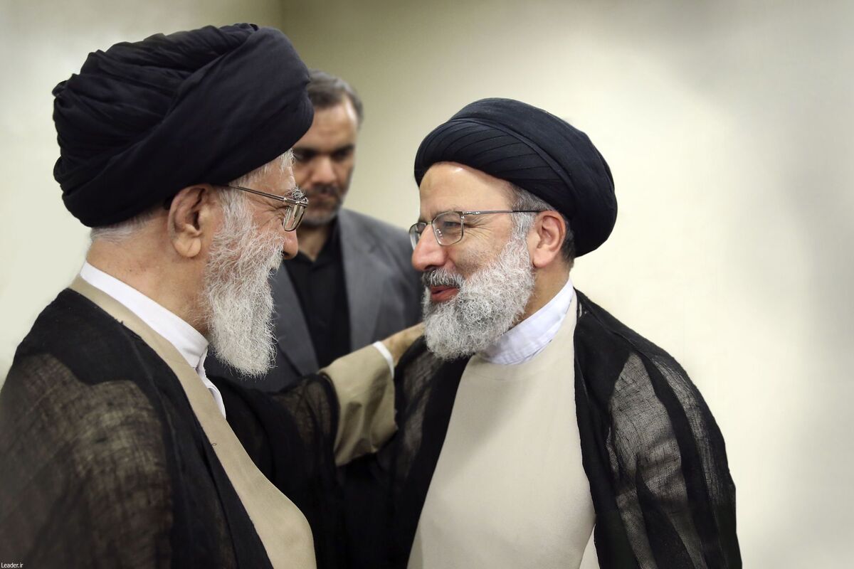 عکسی از وداع مقام معظم رهبری با پیکر رئیس‌جمهور و شهدای سانحه بالگرد