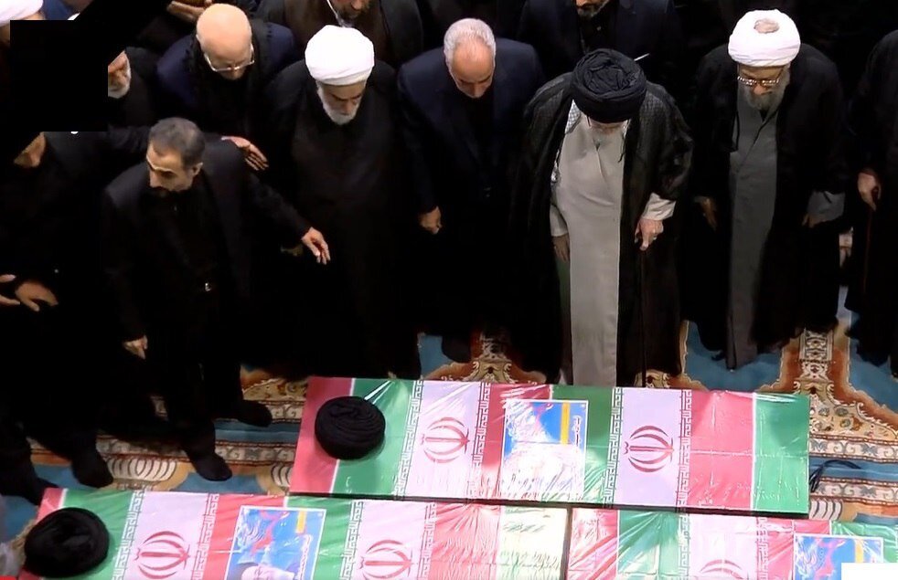 عکسی از وداع مقام معظم رهبری با پیکر رئیس‌جمهور و شهدای سانحه بالگرد