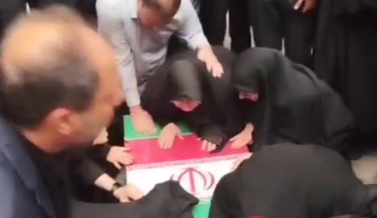 فیلم؛  وداع خانواده امیرعبداللهیان با پیکر وزیر خارجه فقید ایران