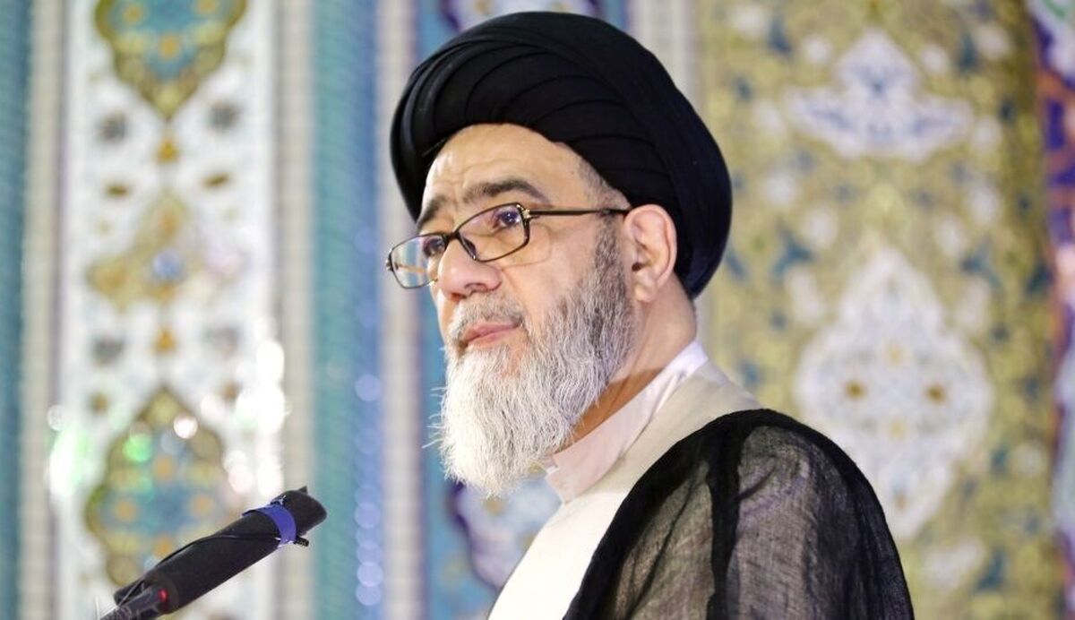 عکس‌های کمتر دیده شده از امام جمعه شهید تبریز  در حال خرید نان و حضور در استادیوم فوتبال