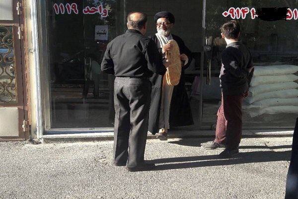 عکس‌های کمتر دیده شده از امام جمعه شهید تبریز  در حال خرید نان و حضور در استادیوم فوتبال