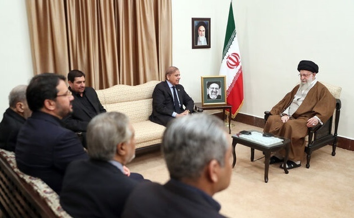 مقام معظم رهبری در دیدار با نخست وزیر پاکستان: ارتباطات دوستانه بین کشورهای برادر همیشه آسان به پیش نمی‌رود؛ باید بر موانع فائق آمد