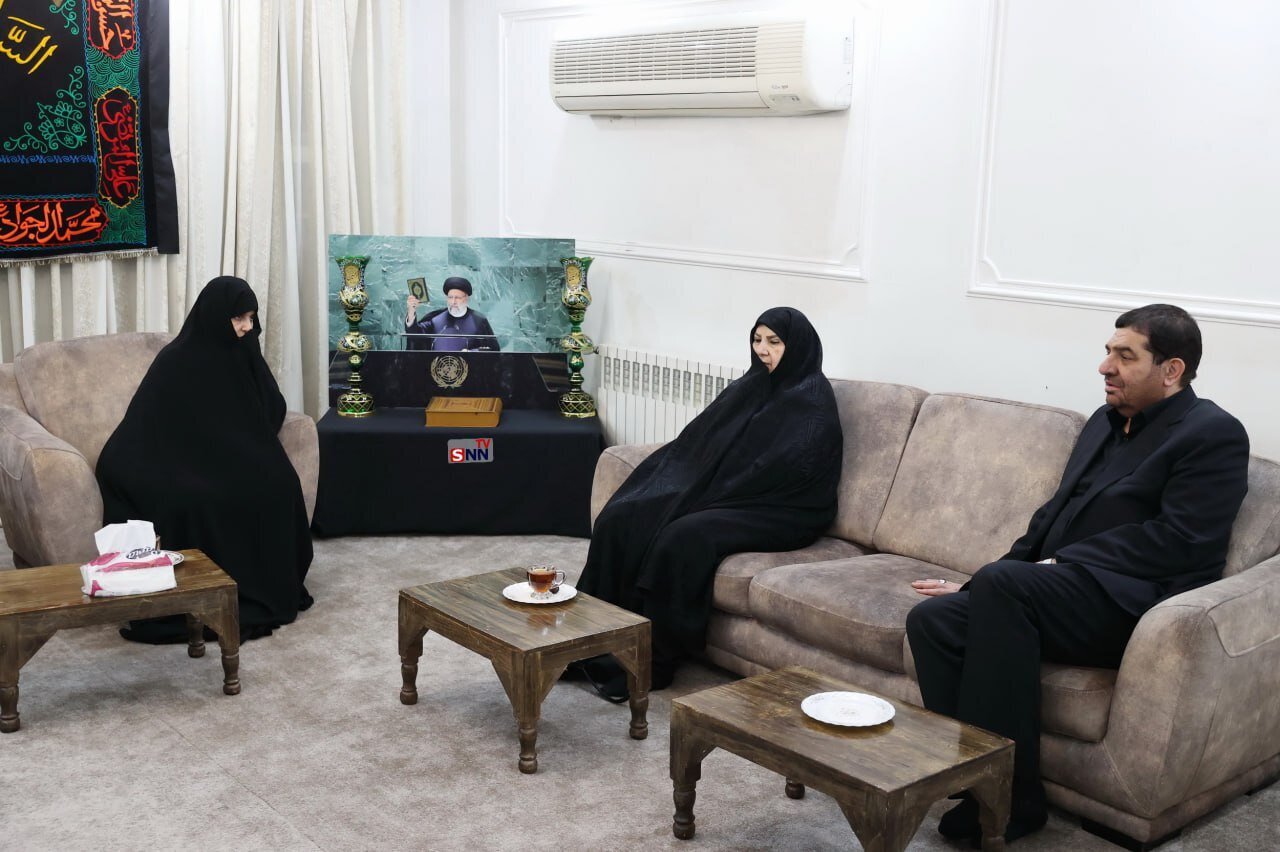 عکس؛ دیدار مخبر با خانواده رئیس جمهور فقید