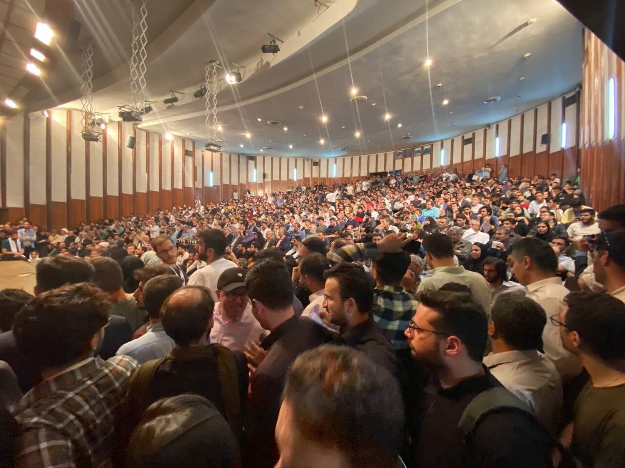 عکس؛ پزشکیان دانشگاه تهران را تکان داد