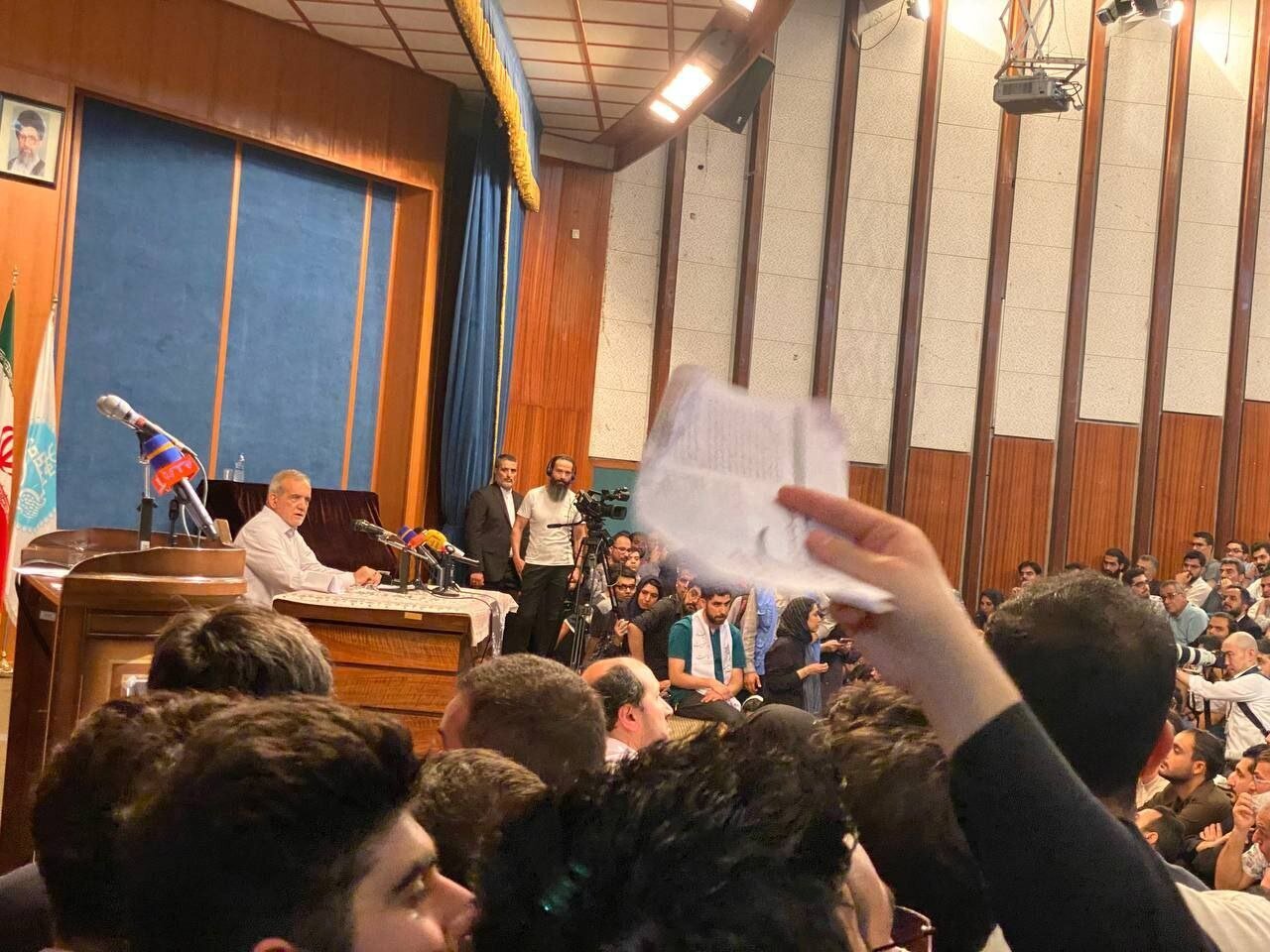 عکس؛ پزشکیان دانشگاه تهران را تکان داد