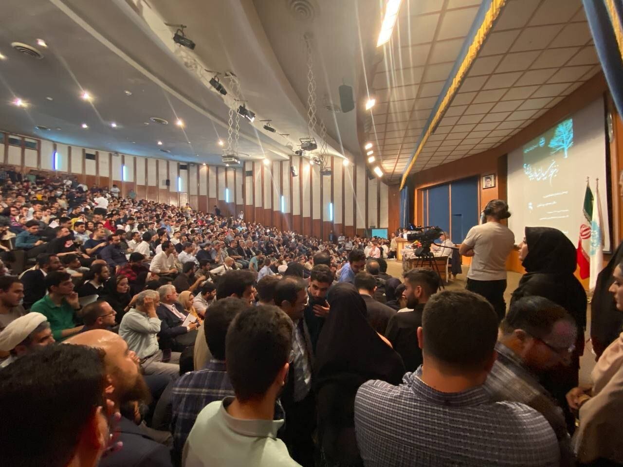 عکس؛ پزشکیان دانشگاه تهران را تکان داد