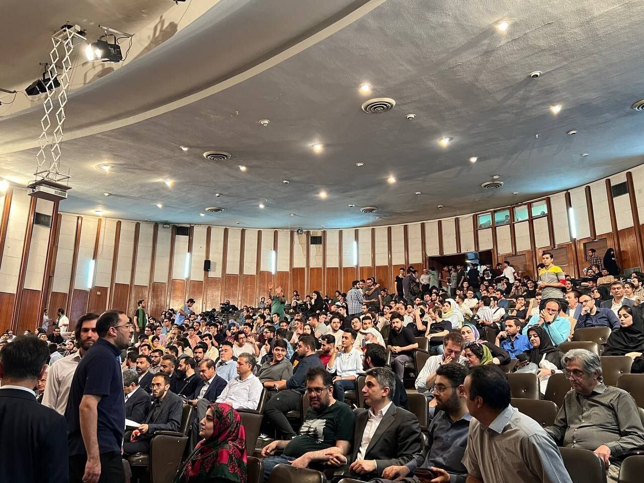 عکس؛ پزشکیان دانشگاه تهران را تکان داد